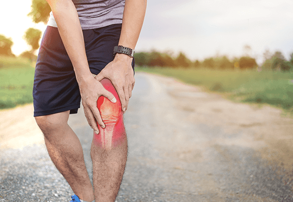 Image of runner experiencing severe knee pain