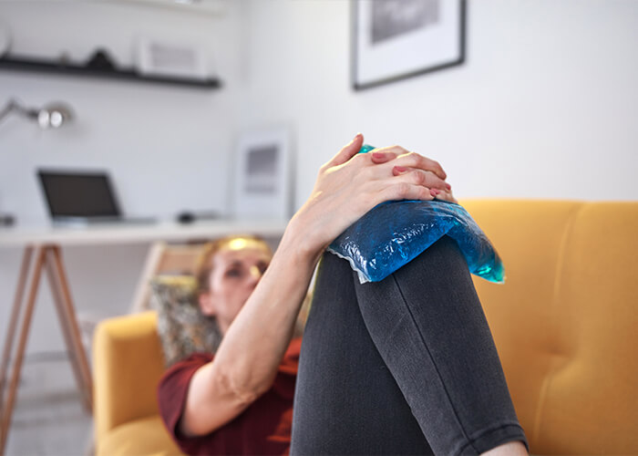Ice pack to treat swollen knee pain